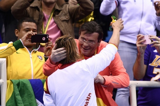 Мирея Бельмонте Гарсия обнимает отца после победы на дистанции 200 метров батерфляем