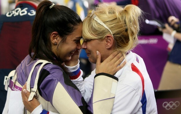 Иванка Максимович и ее мать (по совместительству - тренер) плачут после того,как девушка завоевала серебряную медаль в Лондоне - 2012