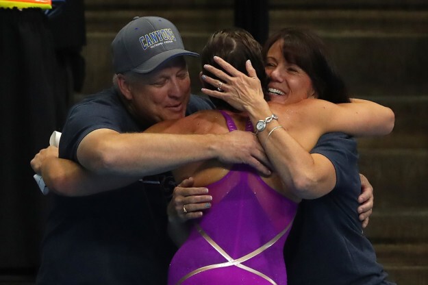 Родители Эбби Вейтцель обнимают ее после победы в квалификации на женской стомптровке вольным стилем