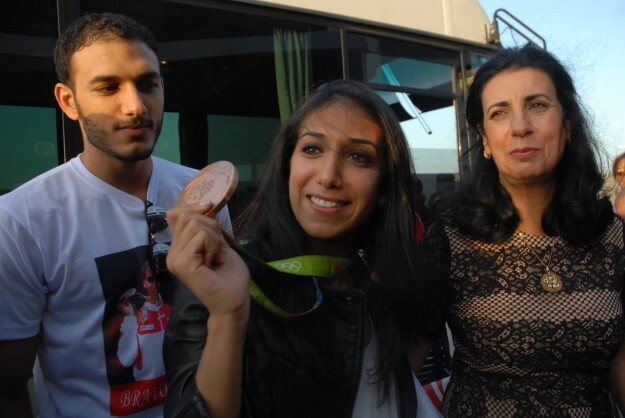 Тунисская спортсменка Инес Бубакри позирует фотографам рядом с матерью, завоевав бронзовую медаль в соревнованиях рапиристок