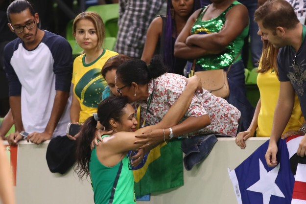 Бразильская бскетболистка Изиана Кастро ищет утешения в объятиях матери после поражения своей команды в матче с Турцией