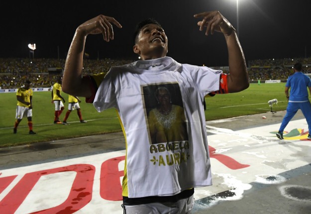 Забив гол в олимпийском матче за сборную Колумбии, Теофилио Гуттиэрес надевает футболку с портретом недавно умершей бабушки 