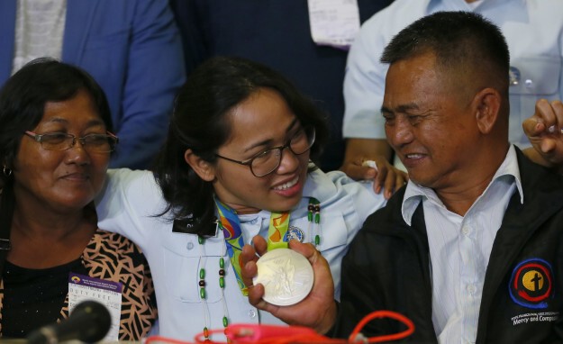Тяжелоатлетка Хидилин Диаз вместе с родителями Эдуардо и Эмелитой разуется первой олимпийской медали Филиппин за последние 20 лет