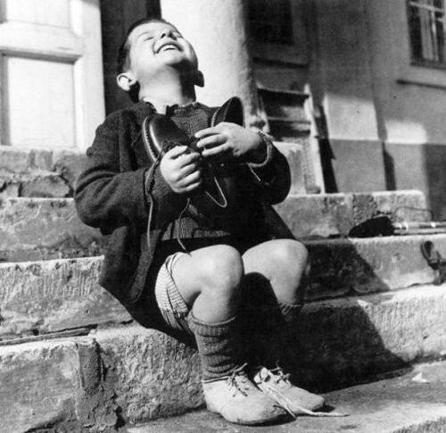 2. Осиротевший мальчик счастлив получить новые туфли в послевоенной Вене, 1946 год.