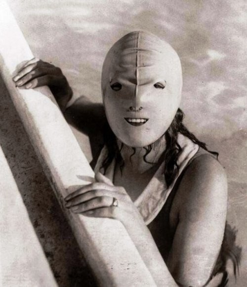 15. Женщина в маске для плавания, 1920 год.