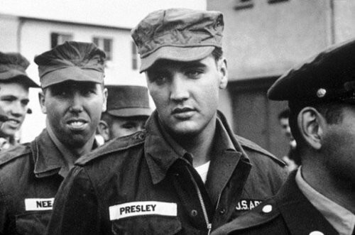 19. Элвис Пресли в армии, 1958 год.