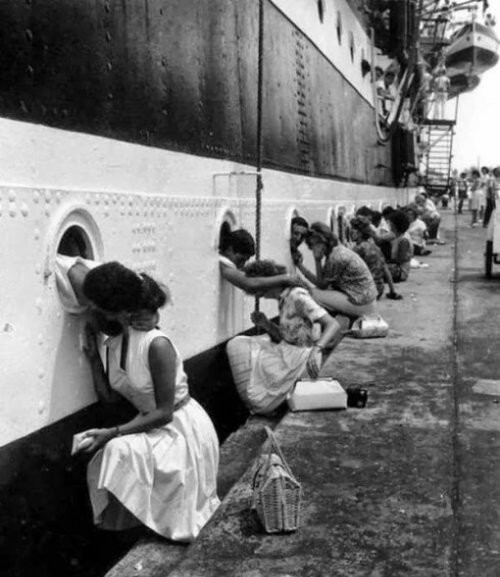 7. Солдаты, целующие своих девушек, перед тем как отправиться на поле боя во время Второй мировой войны, 1940 год.