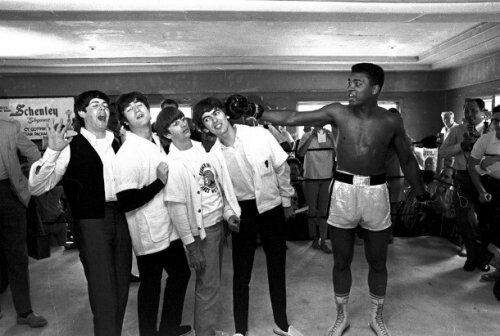 16. Группа «Beatles» на встрече с Мухаммедом Али (Muhammad Ali), 1964 год.