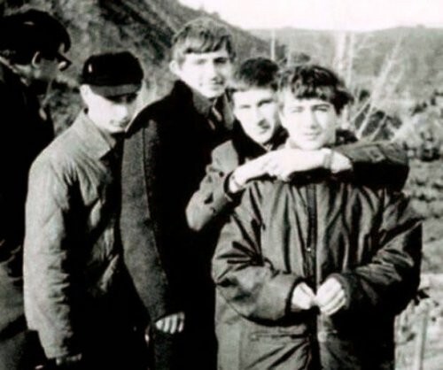 13. Владимир Путин в подростковом возрасте (в фуражке), 1960-ые годы.