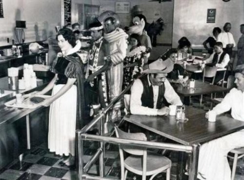 17. Кафе для работников Диснейленда в 1961 году.