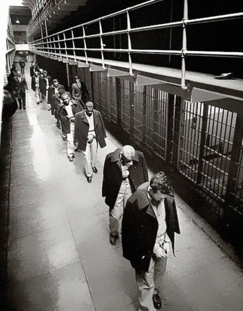 1. Последние заключённые, покидающие Алькатрас (Alcatraz), 1963 год. 