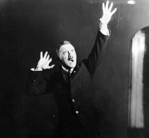 10. Адольф Гитлер практикуется давать речи, 1925 год.