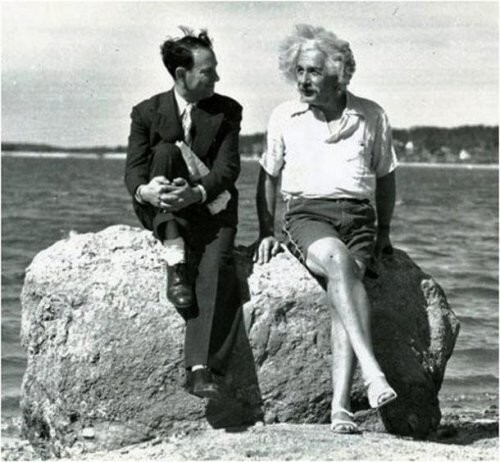 9. Альберт Эйнштейн со своим другом Дэвидом Ротманом (David Rothman) на пляже, 1939 год.