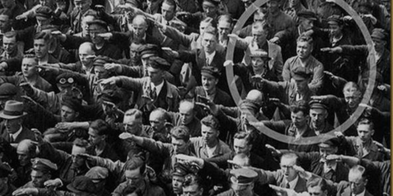 25. Одинокий мужчина отказывается сделать нацистский салют, 1936 год.