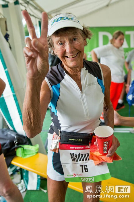 Действуй, сестра: 86-летняя монахиня преодолела многочасовой триатлон 46 раз!