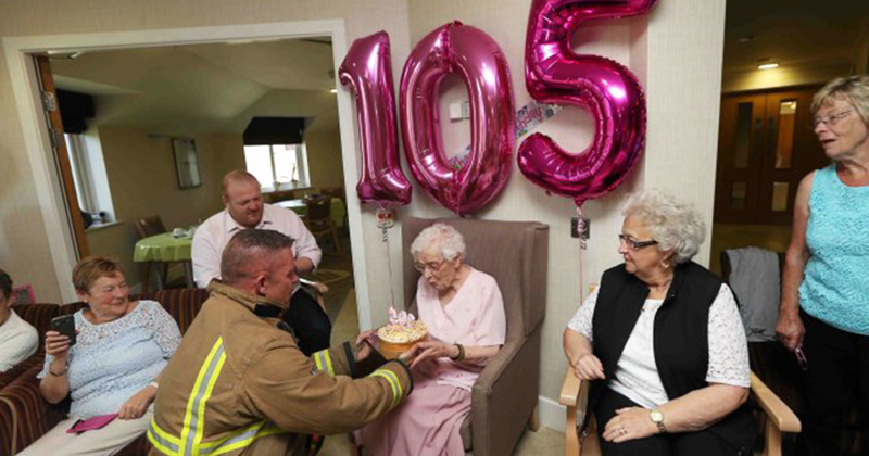 Старушке подарили на день рождения пожарного в наколках
