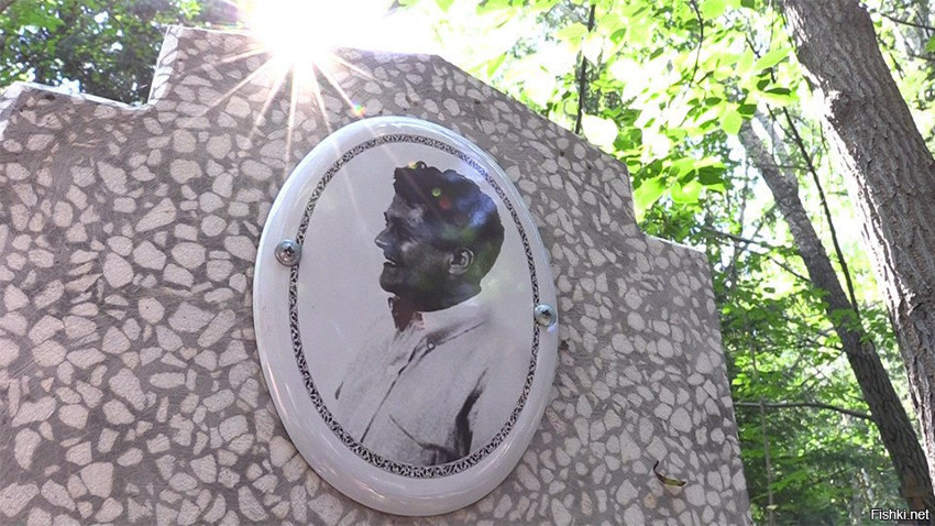 На одном из омских кладбищ нашли надгробие с фотографией писателя Карлоса Кас...