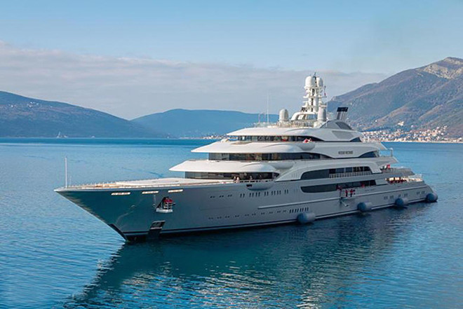 Первое место Forbes отдал 140-метровой яхте Ocean Victory, владельцем которой называют председателя совета директоров Магнитогорского металлургического комбината Виктора Рашникова. В рейтинге Forbes миллиардер стоит на 30-м месте.