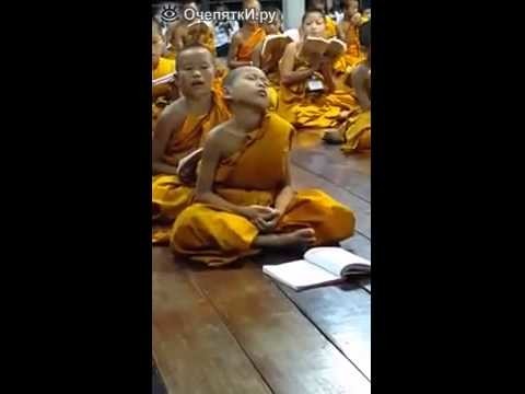 засыпающий маленький буддист  