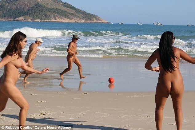Голая Олимпиада: пляж в Рио стал местом спортивных состязаний нудистов