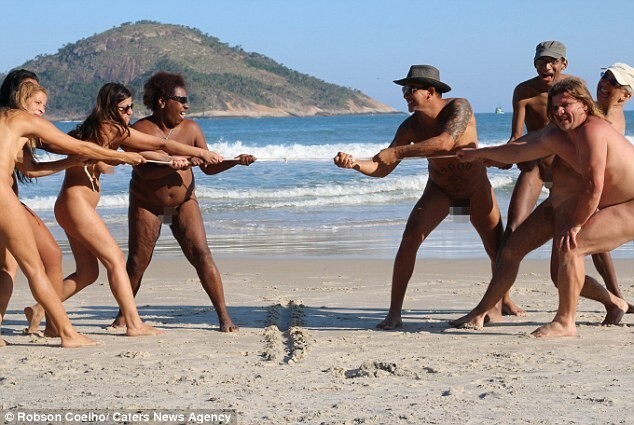 Голая Олимпиада: пляж в Рио стал местом спортивных состязаний нудистов