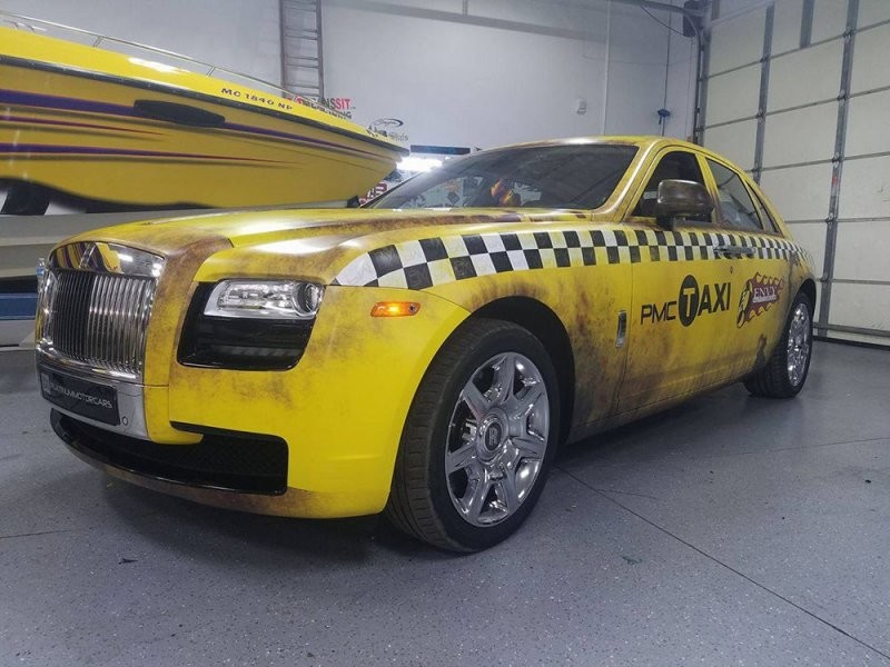 Rolls-Royce Ghost превратили в такси, потрепанное временем