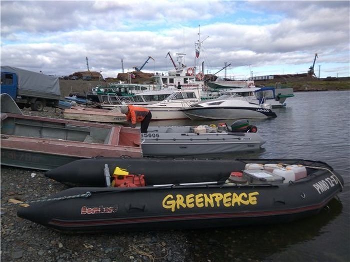 Неизвестные поломали моторы лодок Гринпис в Арктике