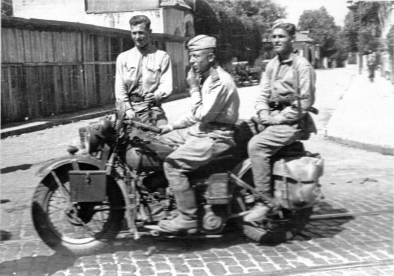 Советские солдаты на мотоцикле на окраине Бухареста.