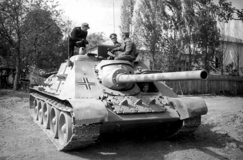 Трофейные советские САУ СУ-85 из состава 23-й танковой дивизии вермахта.