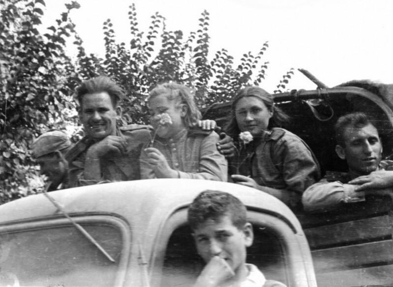 Советские девушки-военнослужащие в кузове грузовика «Интернешнл» на улице Бухареста.