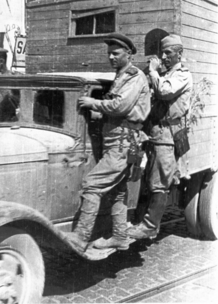 Два советских военных на подножке грузовика ГАЗ-АА на улице освобожденного Бухареста.