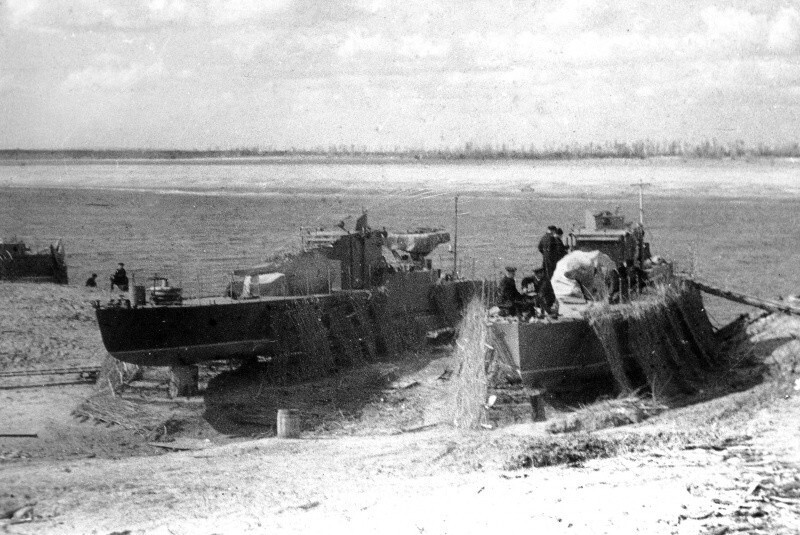 Замаскированные советские бронекатера Дунайской военной флотилии, установленные на кильблоках на берегу реки.