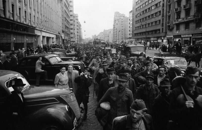 Колонна немецких военнопленных проходит по улице освобожденного Бухареста.