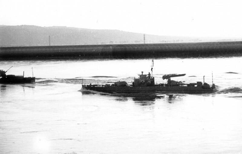 Советские малые речные бронекатера проекта 1124 следуют вверх по Дунаю для поддержки советских войск.