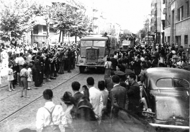 Жители освобожденного Бухареста приветствуют колонну советских грузовиков.