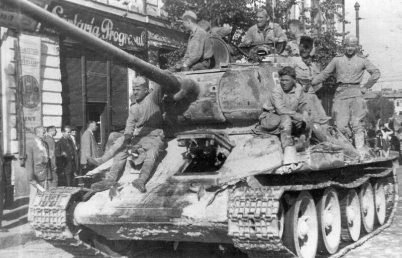 Советский танк Т-34-85 на улице освобожденного Бухареста.