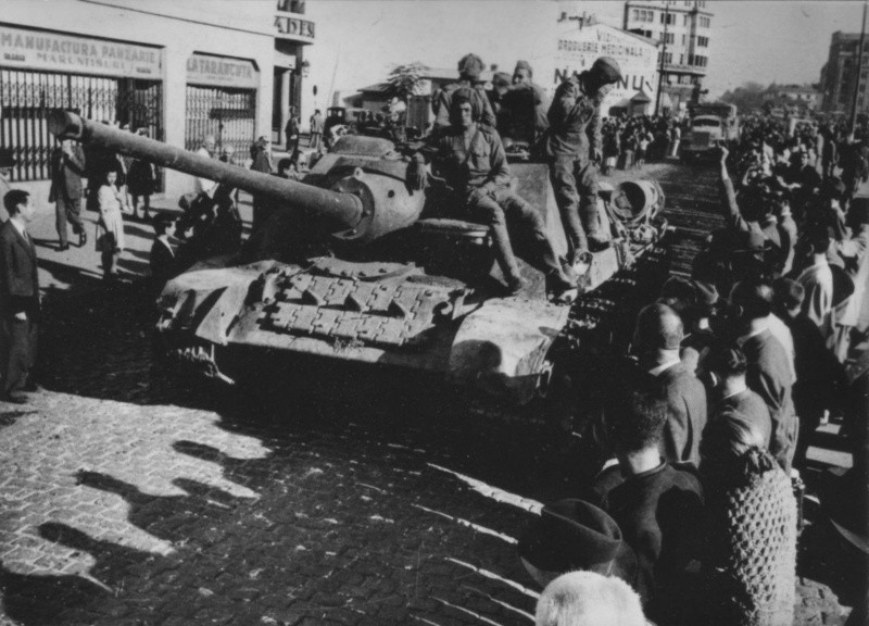Жители освобожденного Бухареста встречают советских солдат, едущих на СУ-85.
