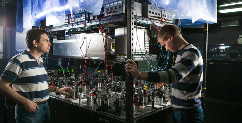 Авторы технологии Александр Львовский и Александр Уланов возле экспериментальной установки. Фото: Российский квантовый центр