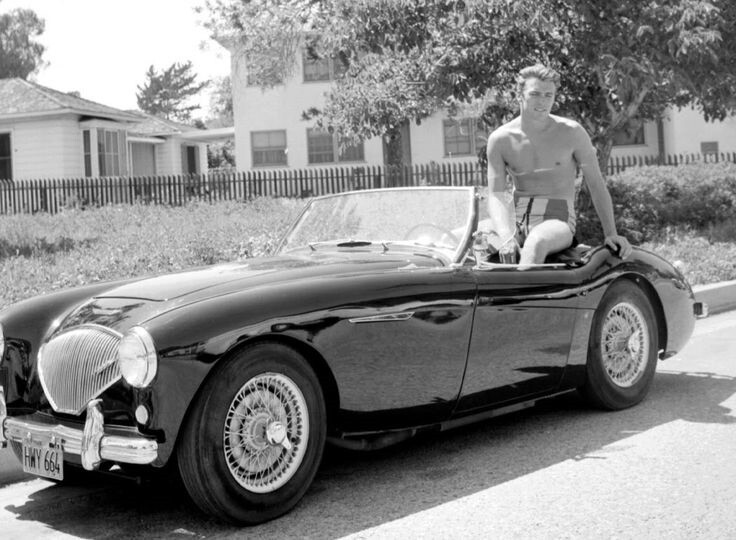 Успешные роли в кино принесли не только славу, но и возможность покупать экзотические европейские спорткары, например — открытый Austin Healey 100M