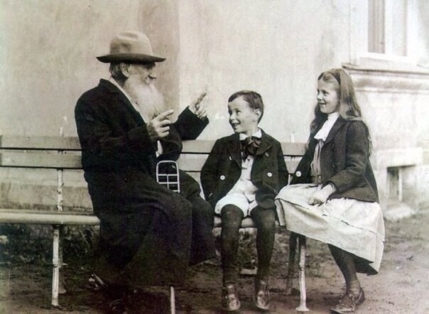 Лев Толстой со своими внуками. Видно, что рассказчик из него хороший.