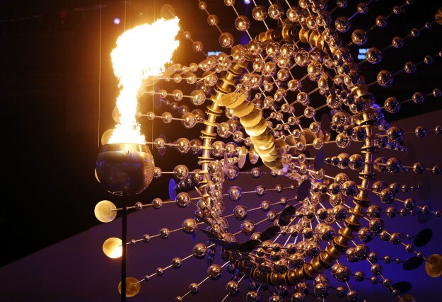 Откуда пошла традиция зажигать чашу с олимпийским огнем на все время Игр?