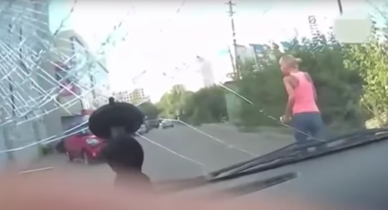  В Воронеже задержали разбившую ногой стекло чужой машины блондинку