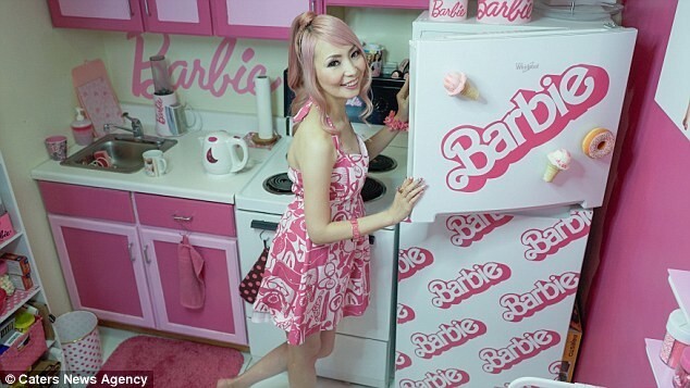 Девушка потратила 70 тысяч долларов, чтобы превратить свое жилище в домик Барби