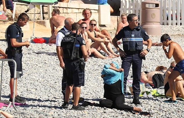 Полисмены заставили женщину снять буркини на пляже в Ницце
