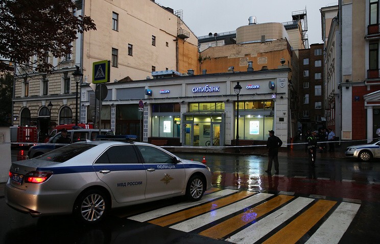 Неизвестный угрожает устроить взрыв в банке в центре Москвы 