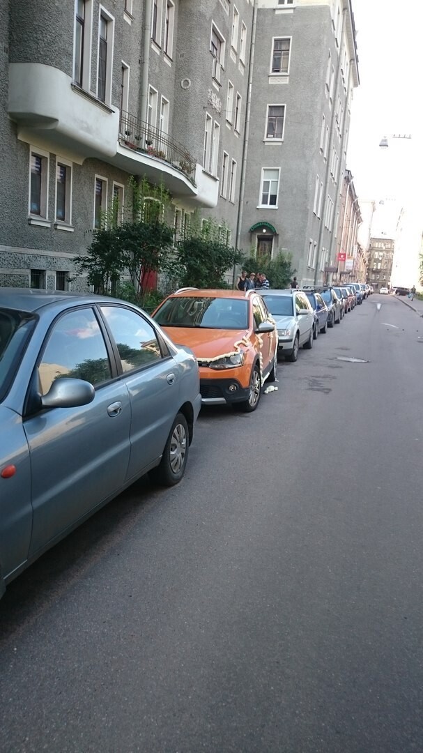 В Петербурге припаркованный на газоне внедорожник залили монтажной пеной