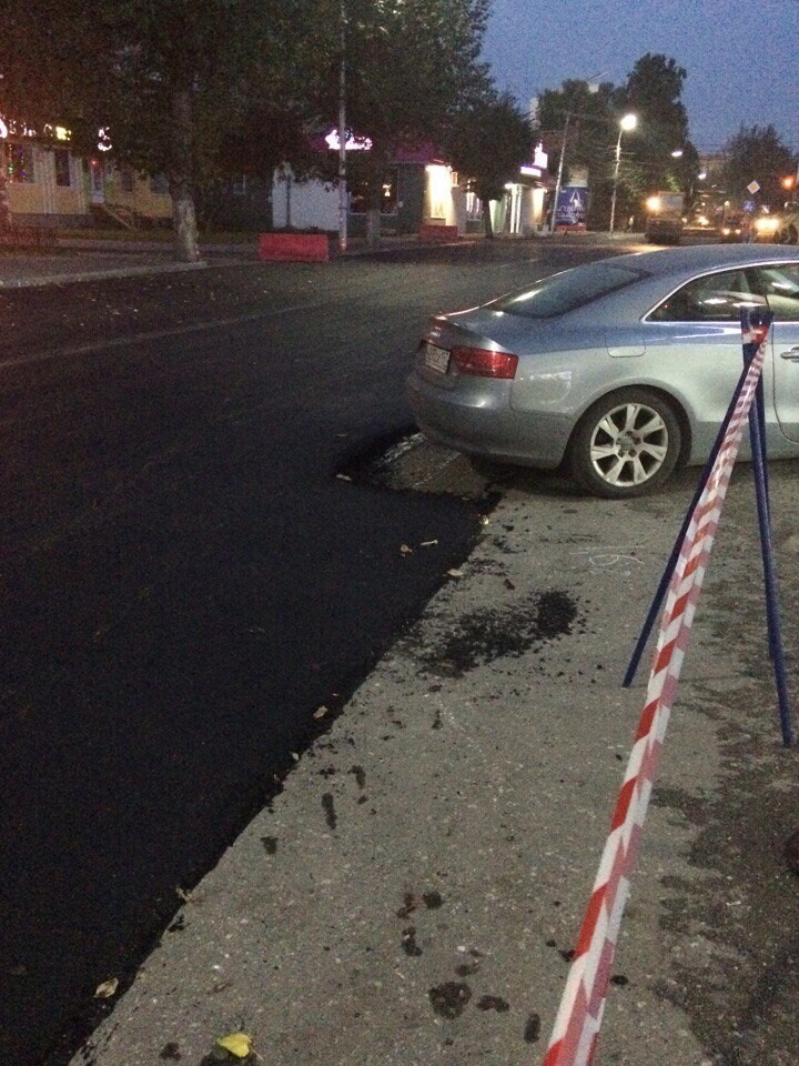 В Рязани асфальтированию дороги помешал припаркованный автомобиль