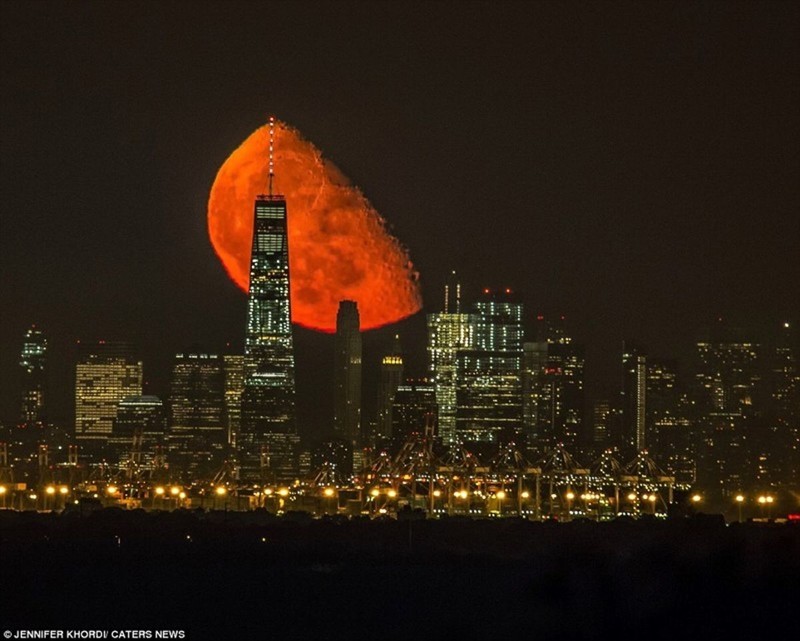 Кроваво-красная луна взошла над Манхэттеном