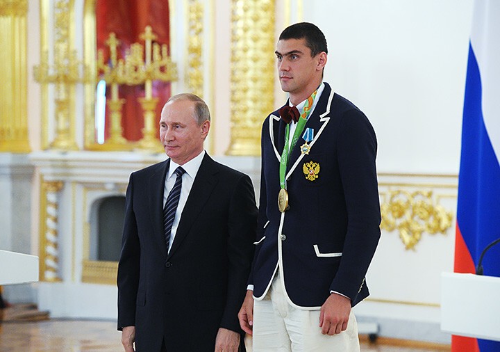 Боксер Евгений Тищенко тоже получил свою награду. 