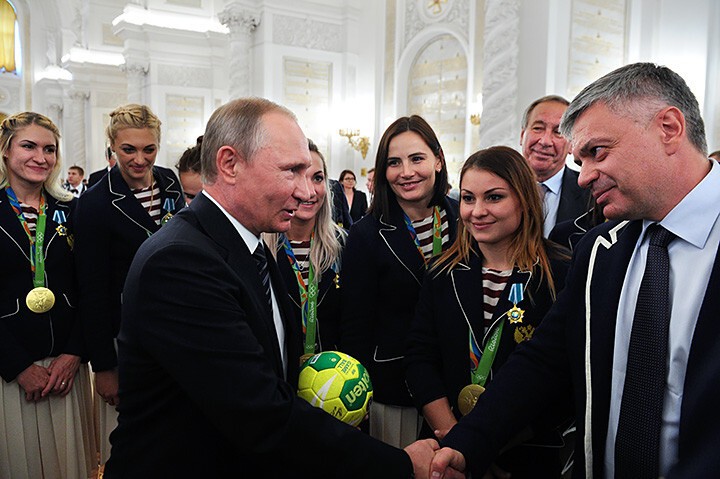 Президент Федерации гандбола России Сергей Шишкарев получает поздравления с историческим золотом. 